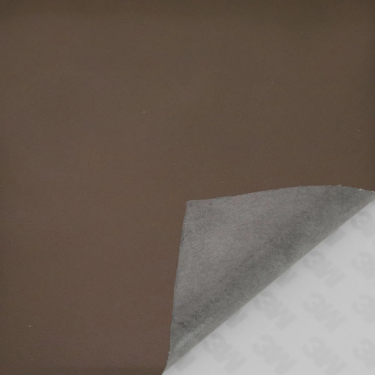 Morceau de cuir de veau lisse AUTOCOLLANT - TAUPE FONCÉ I25 - Image 2