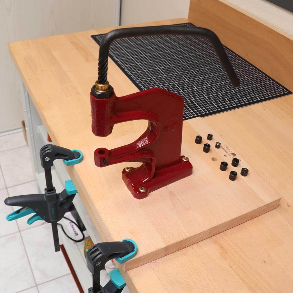 Presse d'établi N3 livrée sur son socle en bois et 3 jeux de pose - Image 2