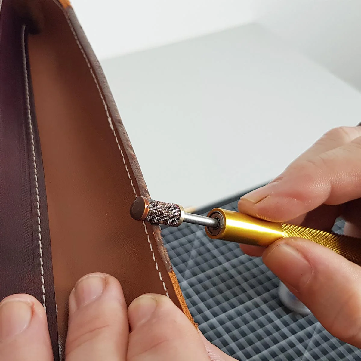 Stylo à grille pour la pose de teinture de tranche - Deco Cuir - Image 2