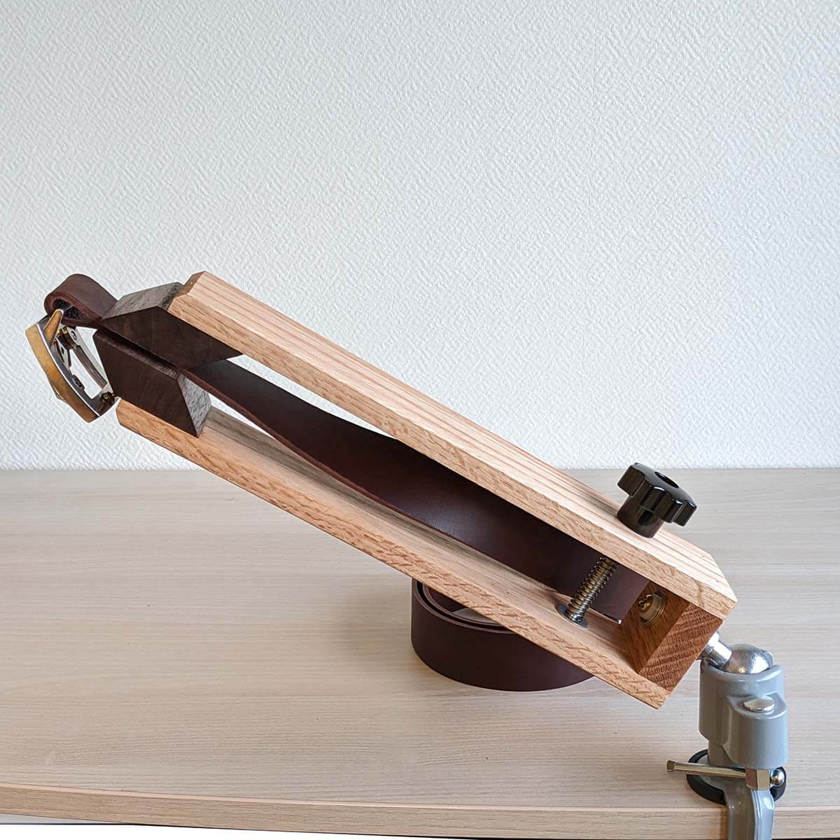 Grand valet de couture en bois à fixer sur un établi - Deco Cuir - Image 2
